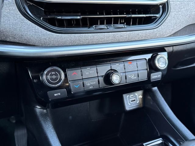 Used 2024 Jeep Compass Latitude image 14