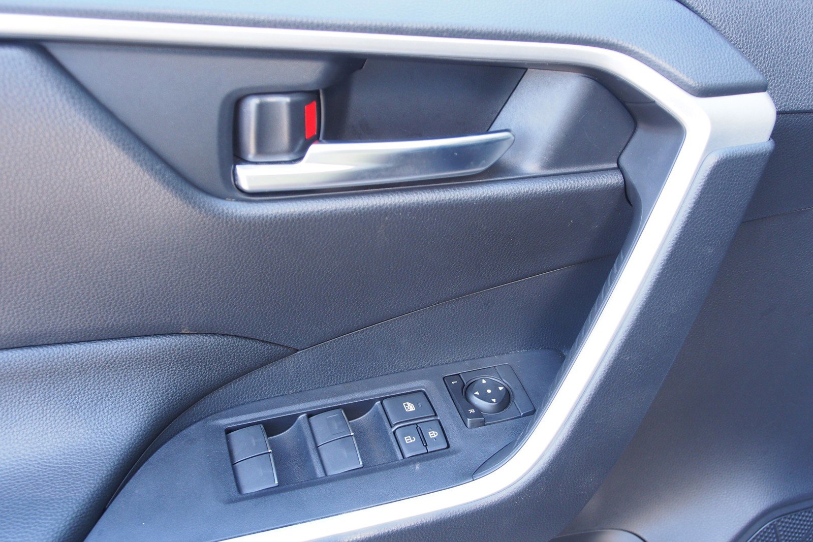 Used 2024 Toyota RAV4 SE image 19