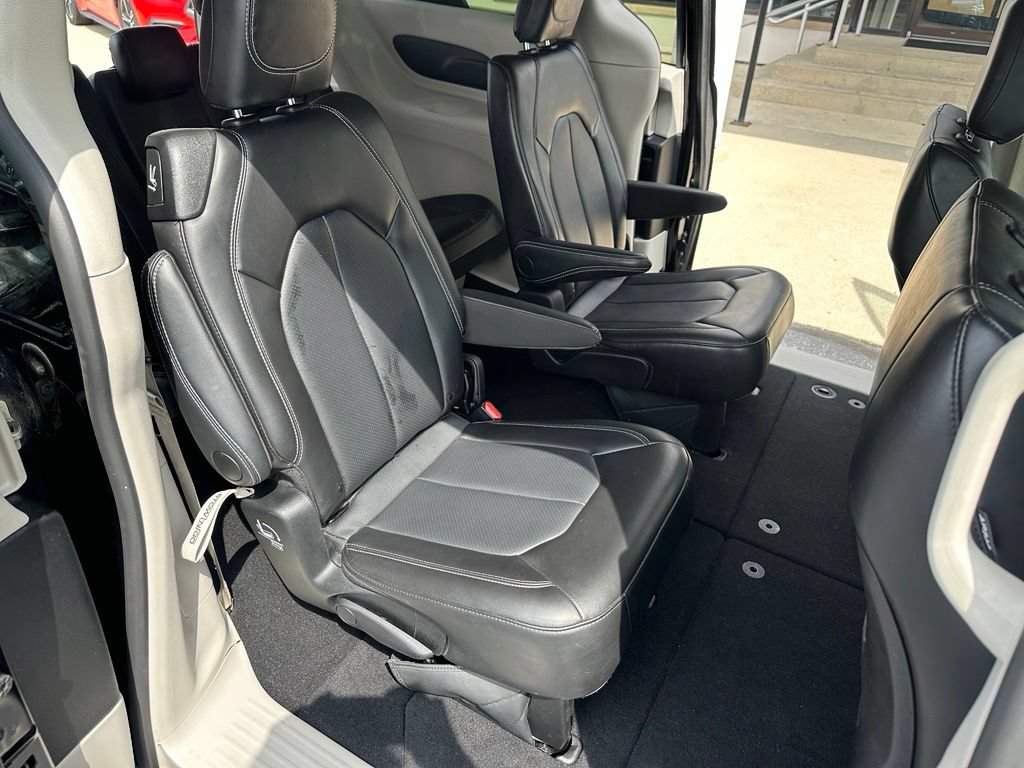 Used 2024 Chrysler Pacifica Touring-L FWD image 13