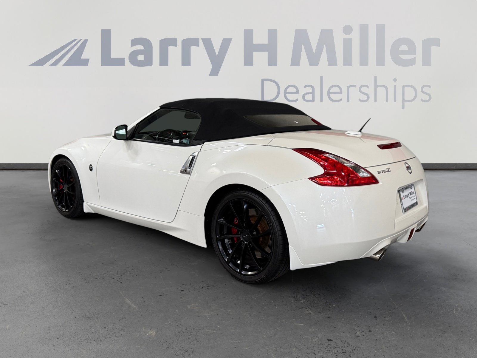 Used 2014 Nissan 370Z Touring w/ Sport Package image 3