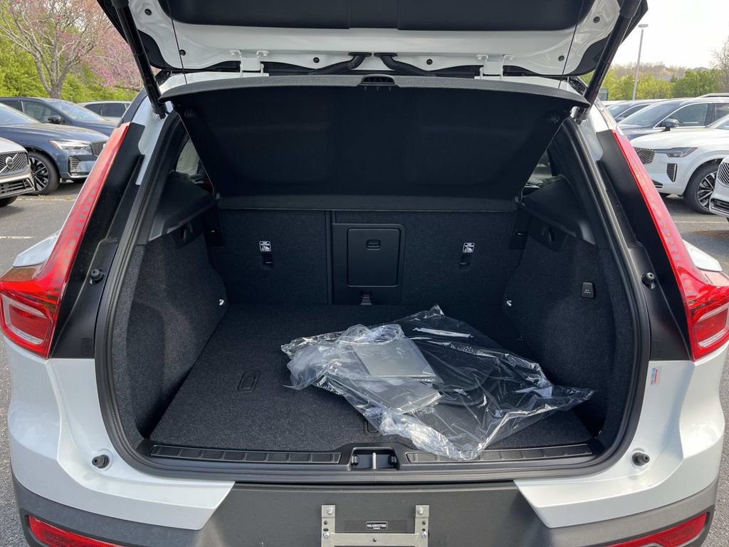 New 2026 Volvo XC40 B5 Ultra w/ Climate Package AWD/4WD image 12