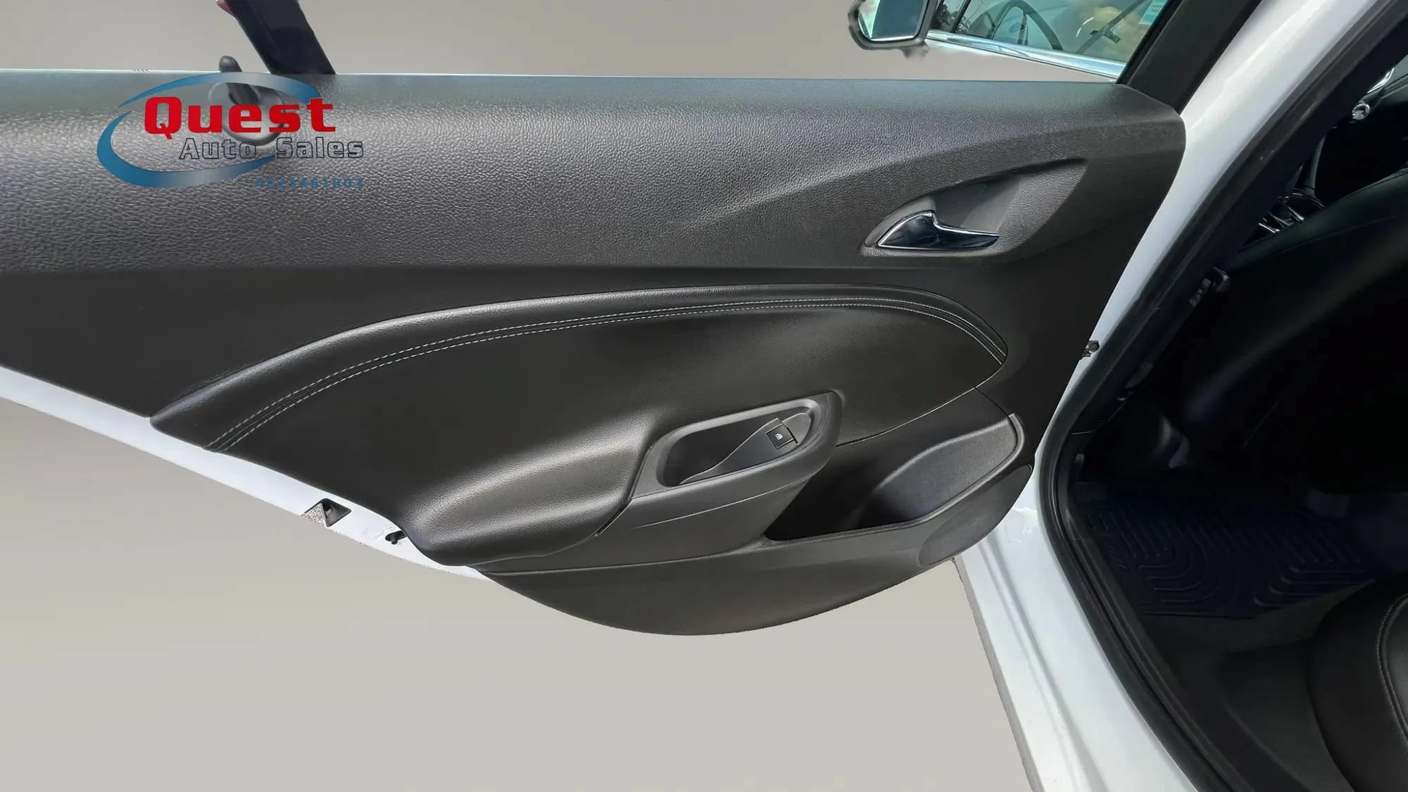 Used 2018 Chevrolet Cruze Premier FWD image 19