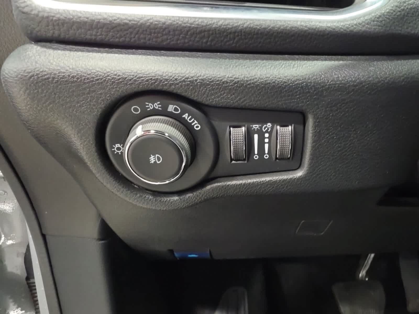Used 2026 Chrysler Pacifica Limited FWD image 21