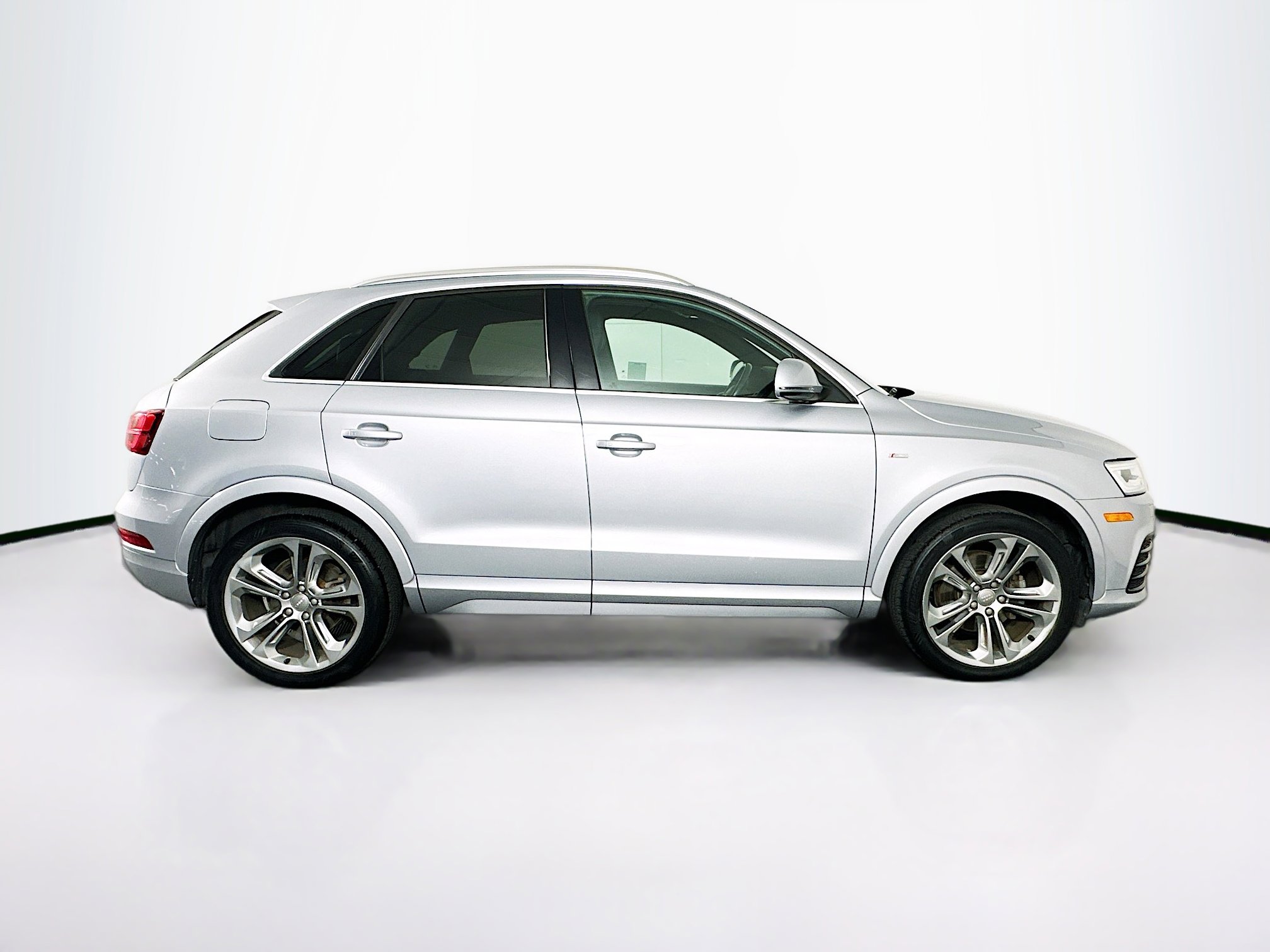 Used 2018 Audi Q3 2.0T Premium Plus w/ Premium Plus Package FWD image 10