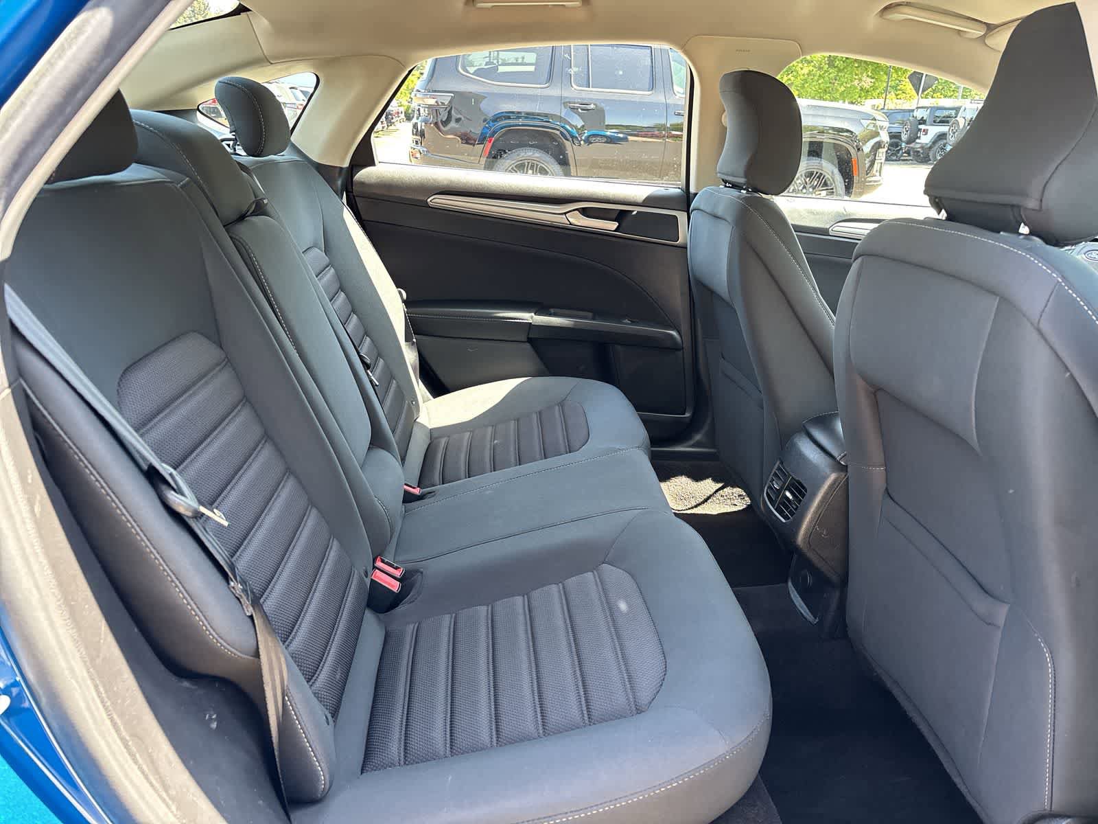 Used 2019 Ford Fusion SE FWD image 6