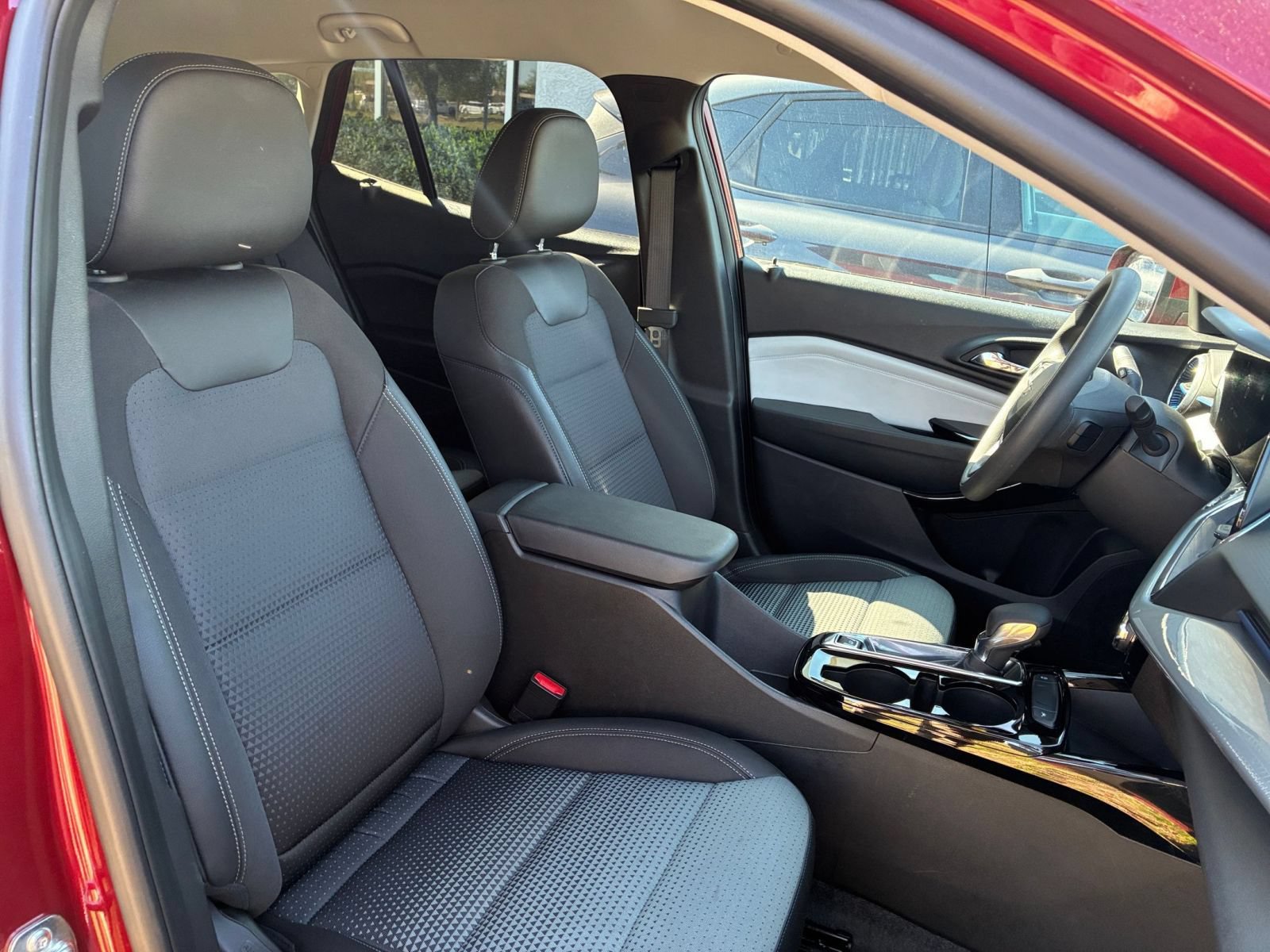 Used 2025 Chevrolet Trax LT FWD image 34