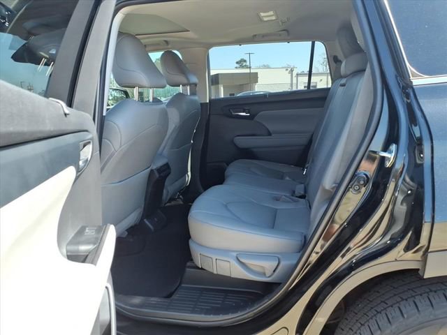 Used 2022 Toyota Highlander XLE image 19