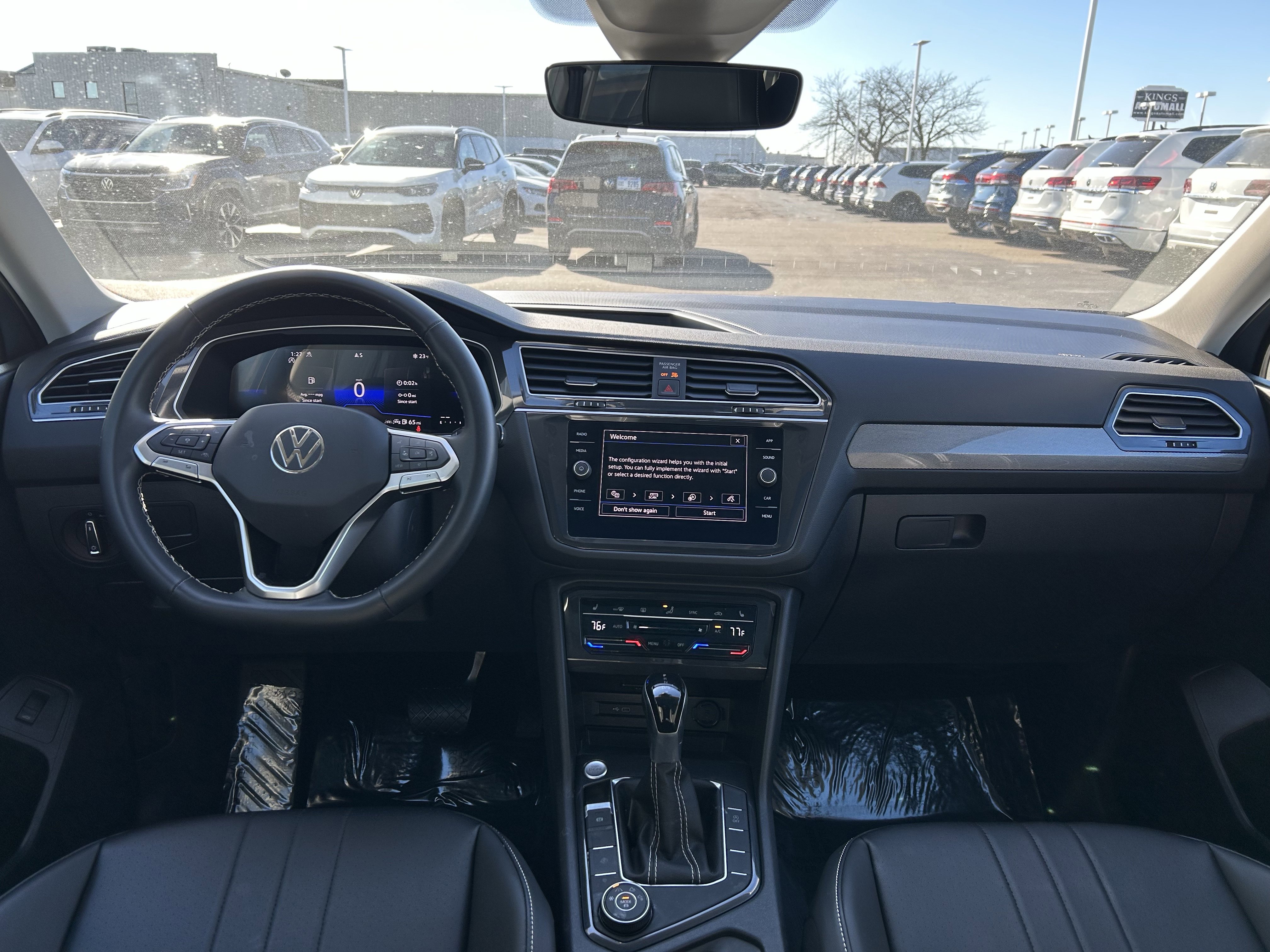 Used 2024 Volkswagen Tiguan SE w/ Panoramic Sunroof Package image 9