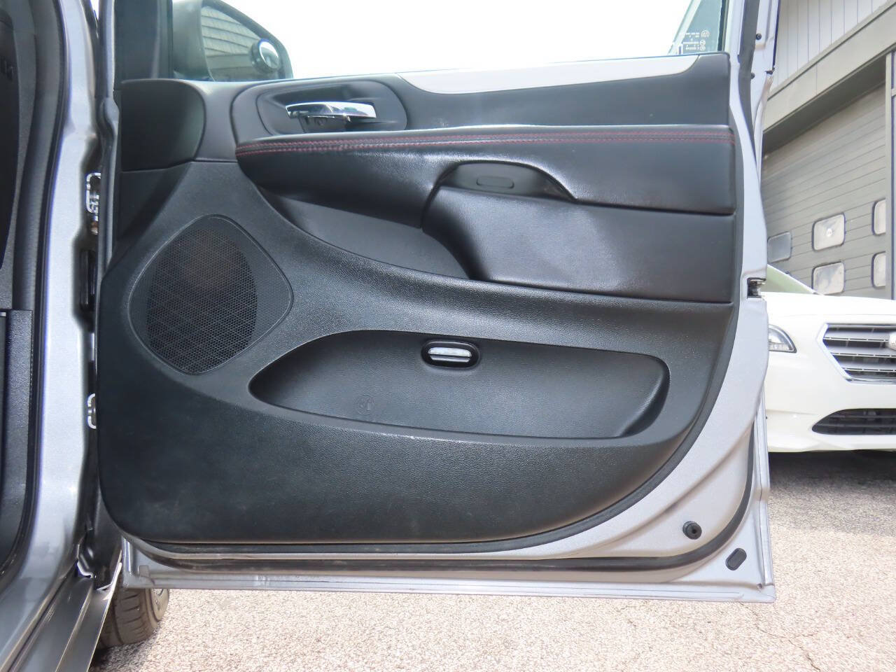 Used 2016 Dodge Grand Caravan R/T FWD image 39