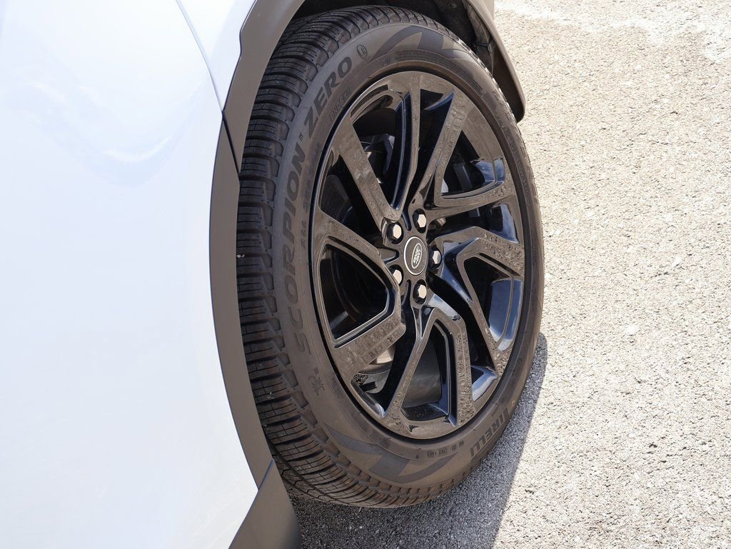 Used 2025 Land Rover Discovery S image 40