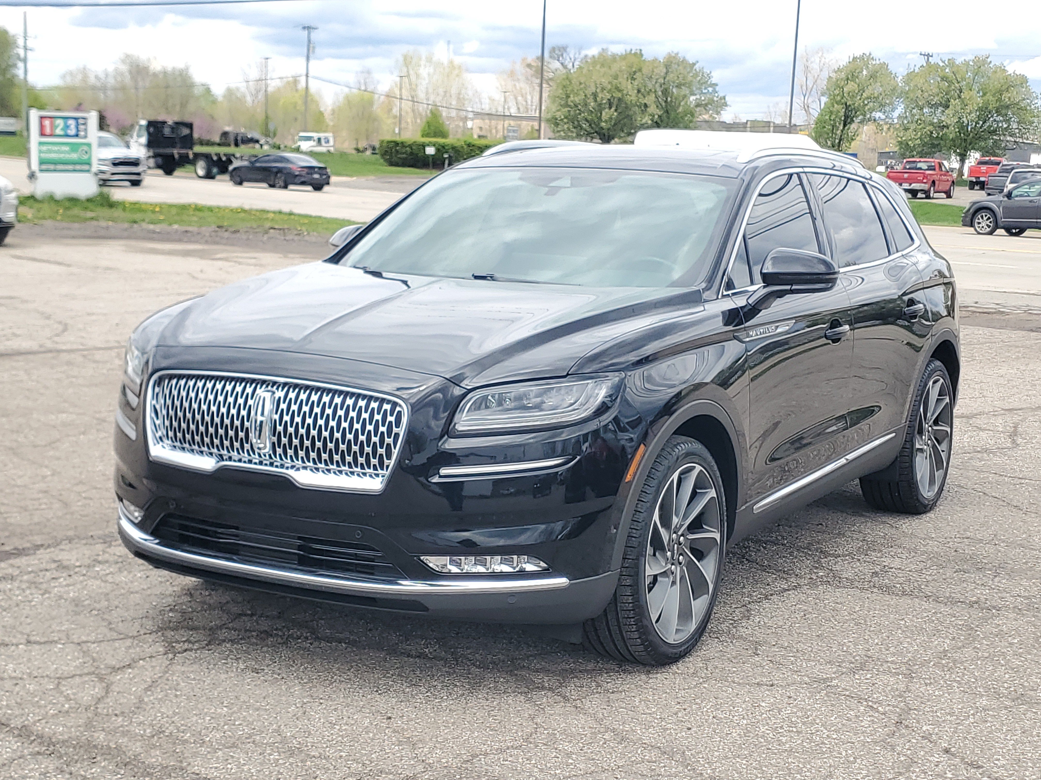 Certified 2023 Lincoln Nautilus Reserve w/ Equipment Group 202A AWD/4WD image 3