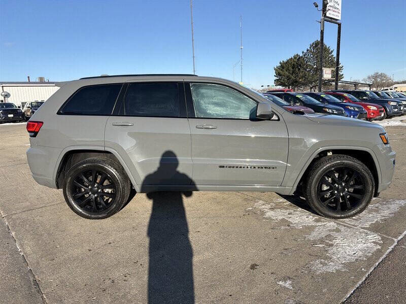 Used 2022 Jeep Grand Cherokee Laredo X AWD/4WD image 6