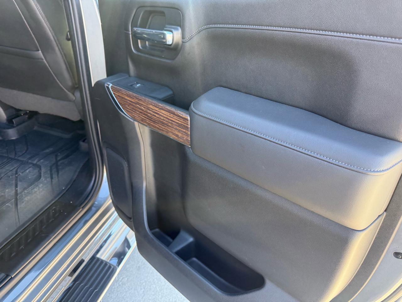 Used 2021 Chevrolet Silverado 1500 High Country w/ LPO, Dark Essentials Package image 17