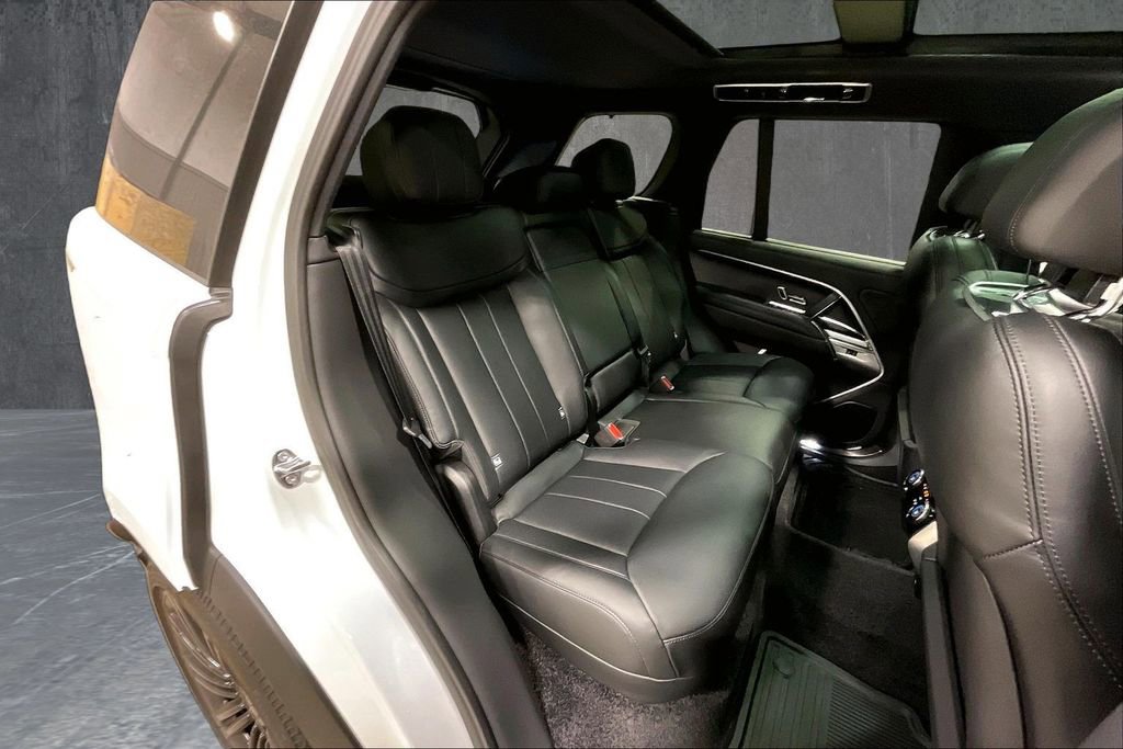 Used 2025 Land Rover Range Rover SE image 25