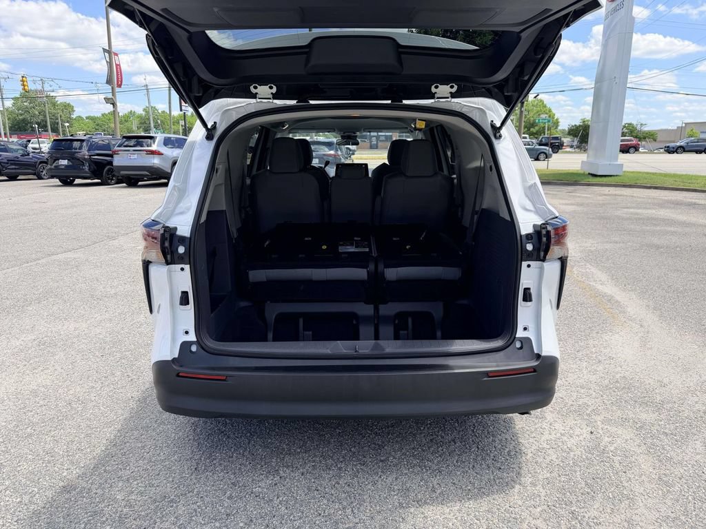 Certified 2024 Toyota Sienna LE FWD image 15