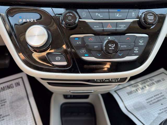 Used 2024 Chrysler Pacifica Touring-L FWD image 17