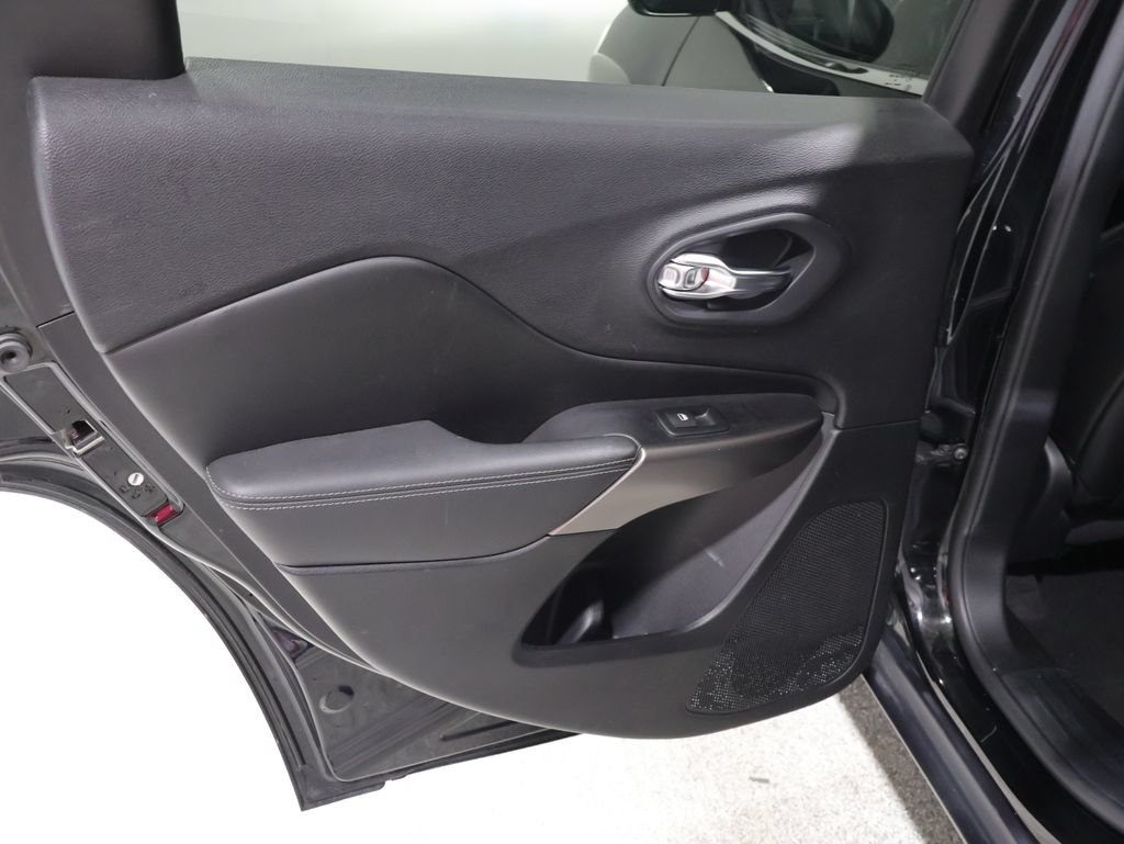 Used 2020 Jeep Cherokee Limited AWD/4WD image 18