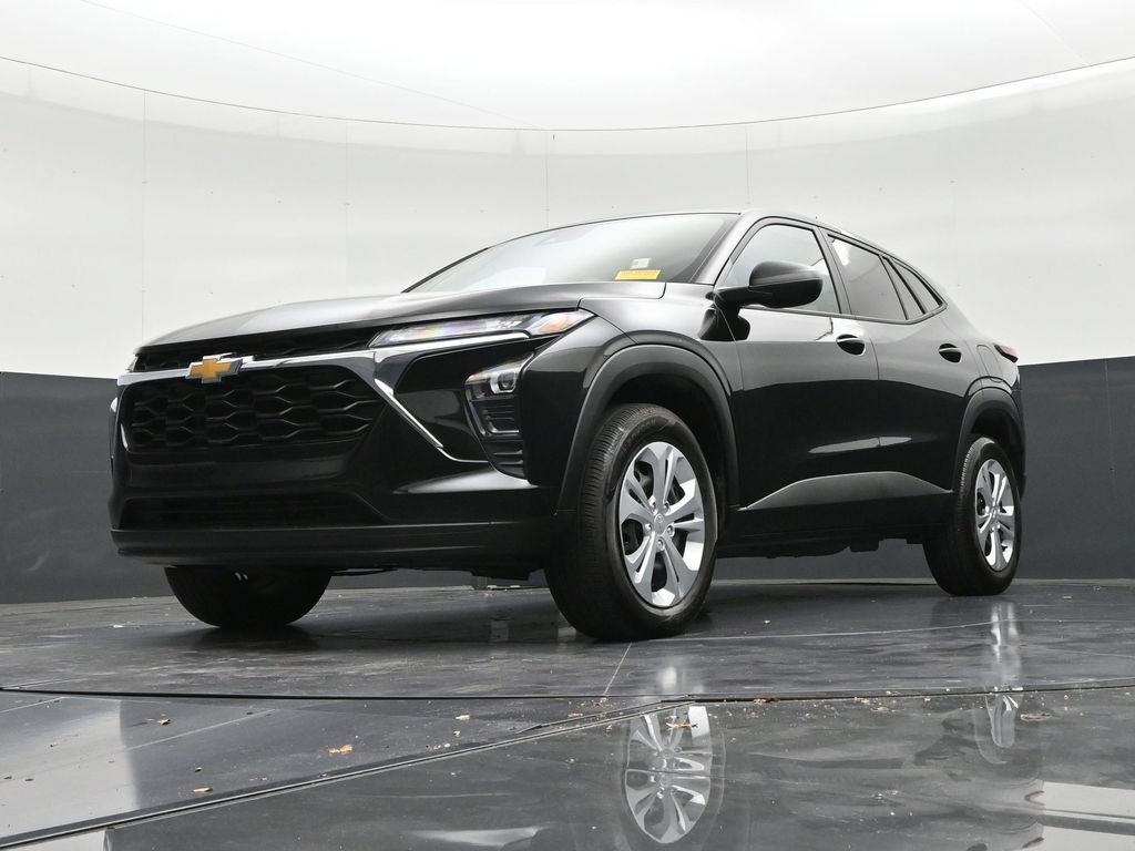 Used 2025 Chevrolet Trax LS FWD image 20