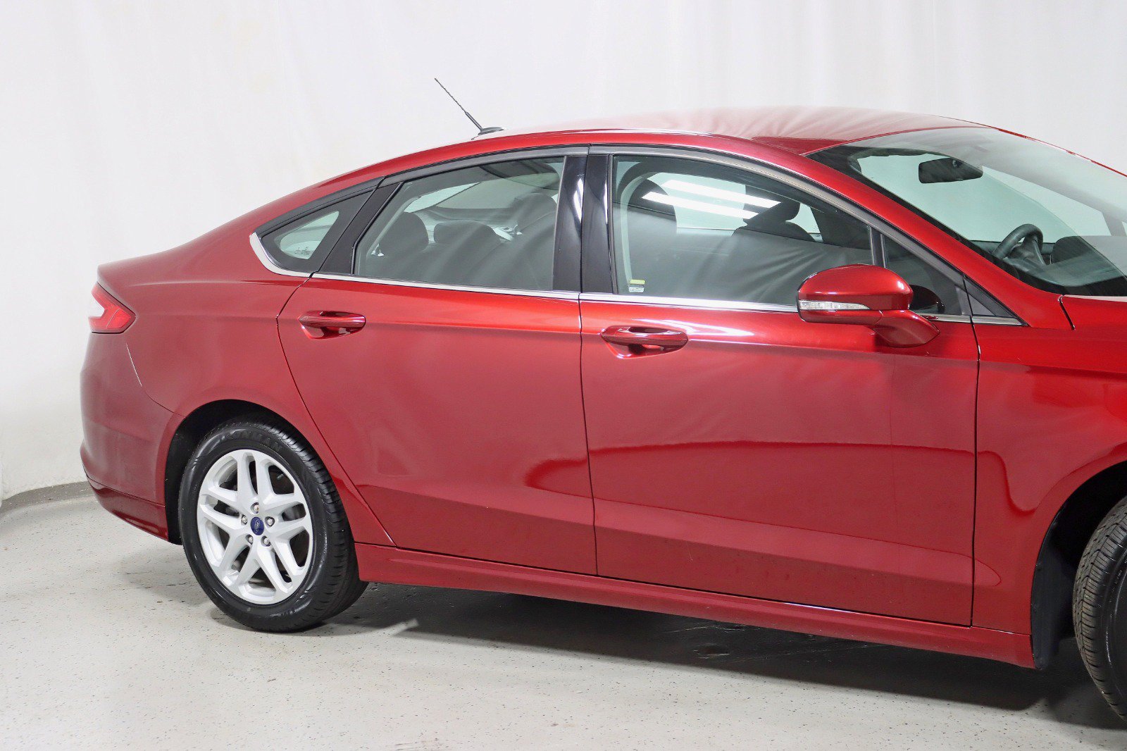 Used 2016 Ford Fusion SE FWD image 3