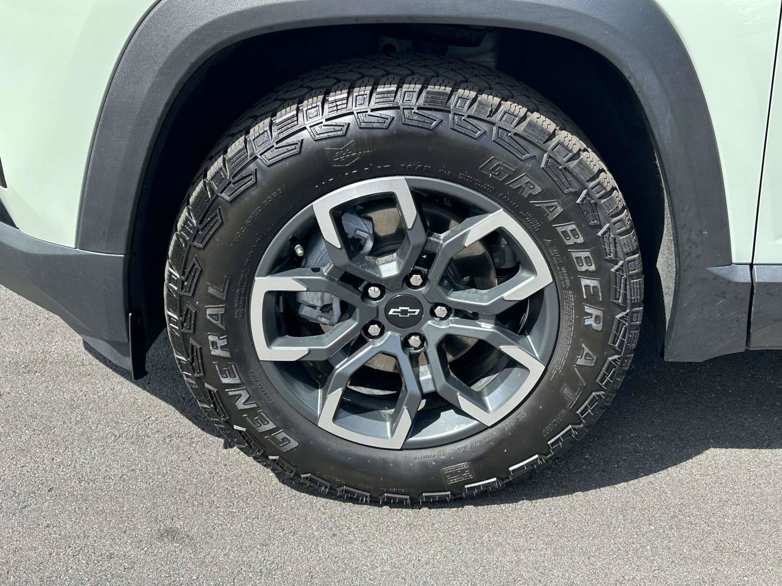 Used 2025 Chevrolet Equinox ACTIV w/ Safety and Technology Package AWD/4WD image 28