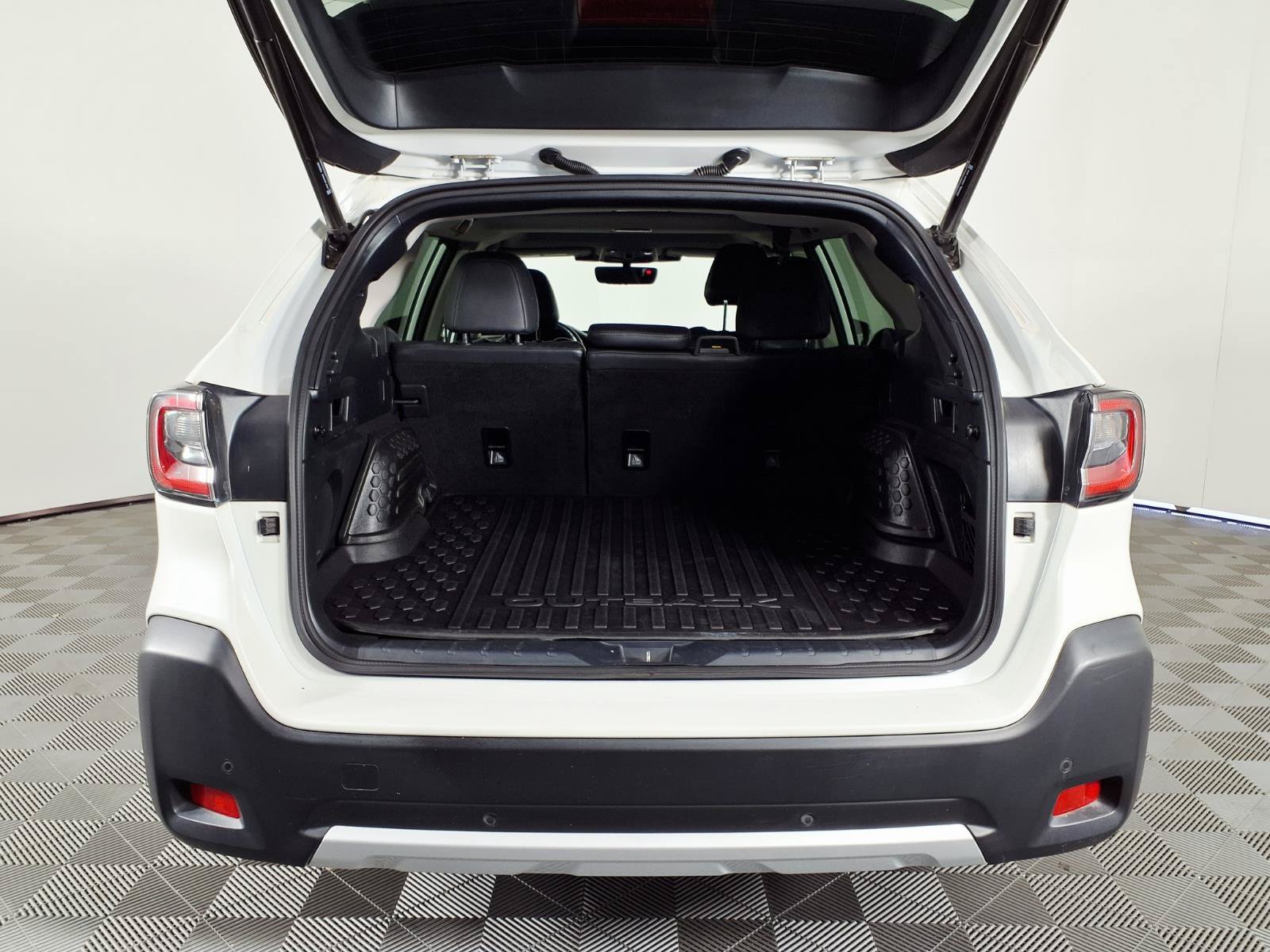 Used 2023 Subaru Outback Limited AWD/4WD image 8