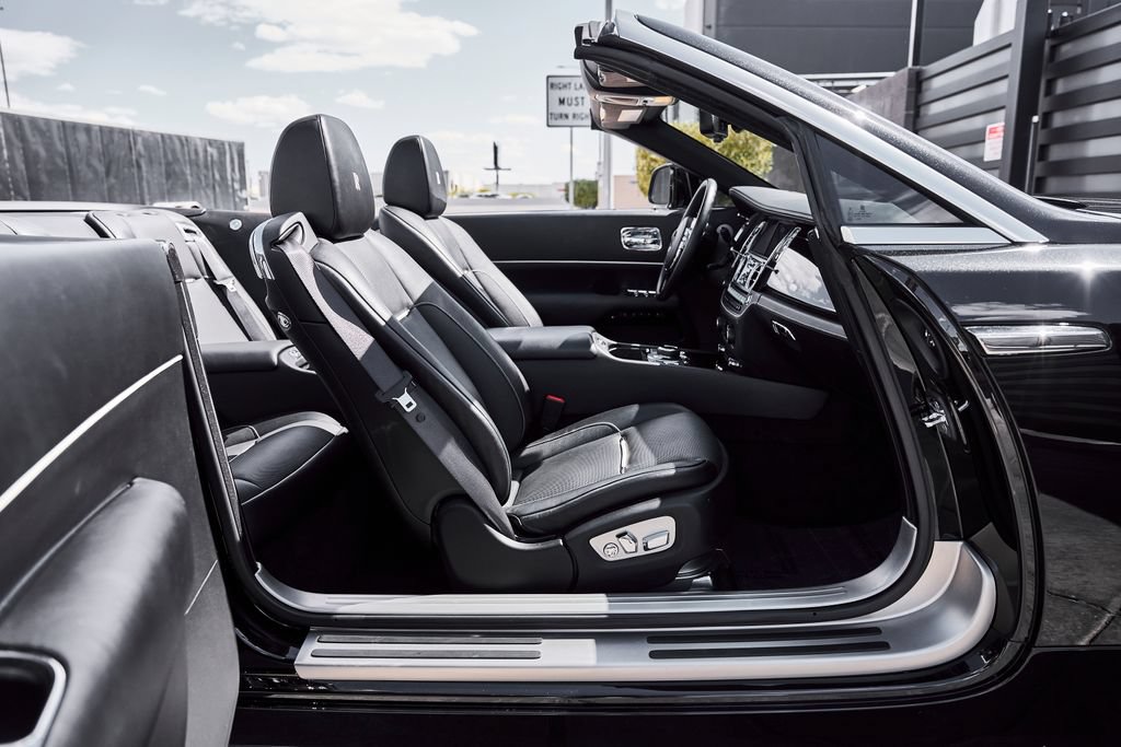 Used 2018 Rolls-Royce Dawn RWD image 24