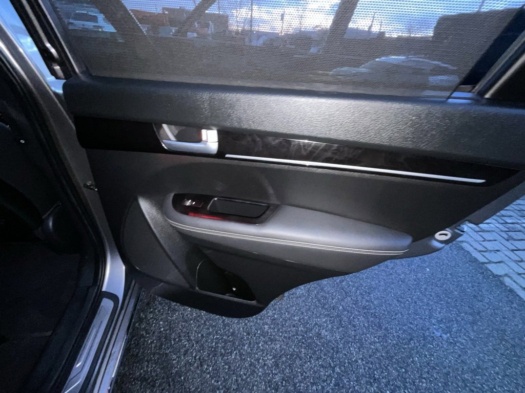Used 2015 Kia Sorento SX image 29