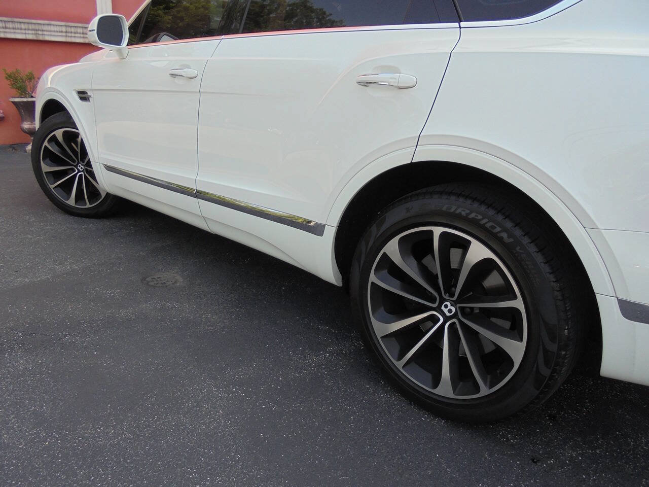 Used 2019 Bentley Bentayga AWD/4WD image 24