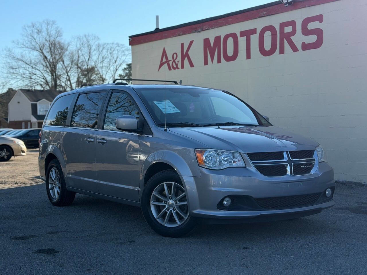 Used 2019 Dodge Grand Caravan SXT image 1