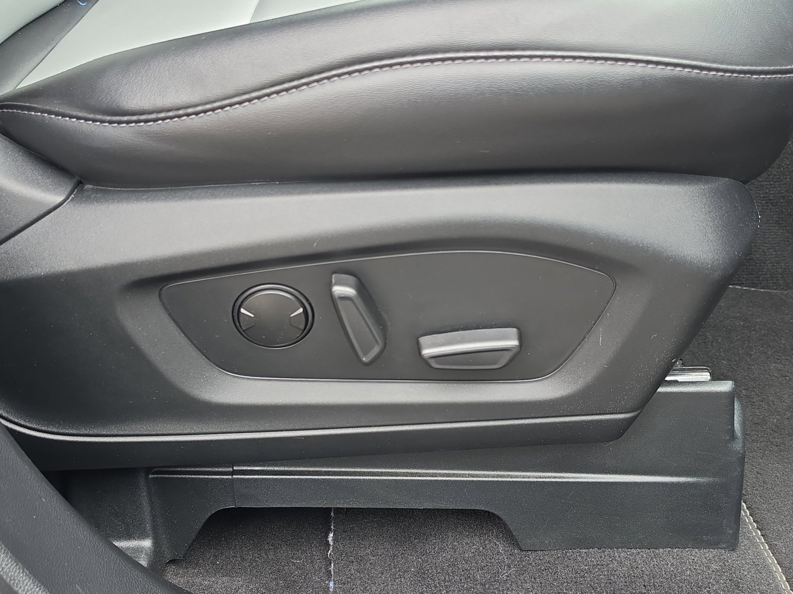 Used 2024 Ford Explorer XLT w/ Equipment Group 202A image 33