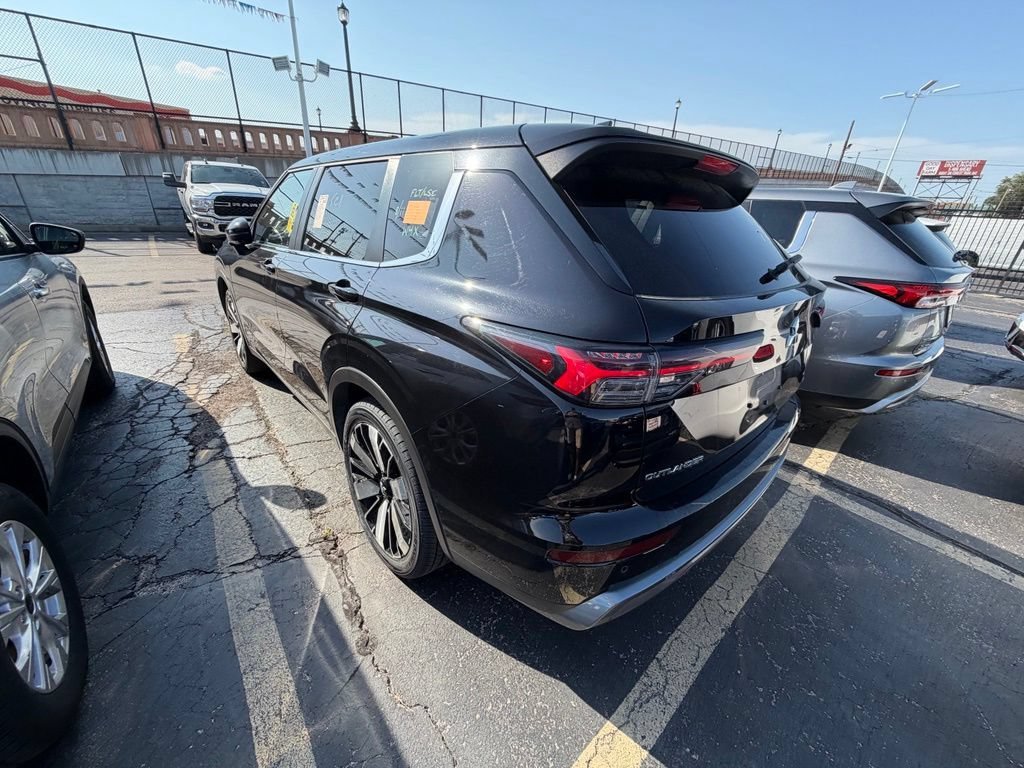 Used 2025 Mitsubishi Outlander SE AWD/4WD image 3