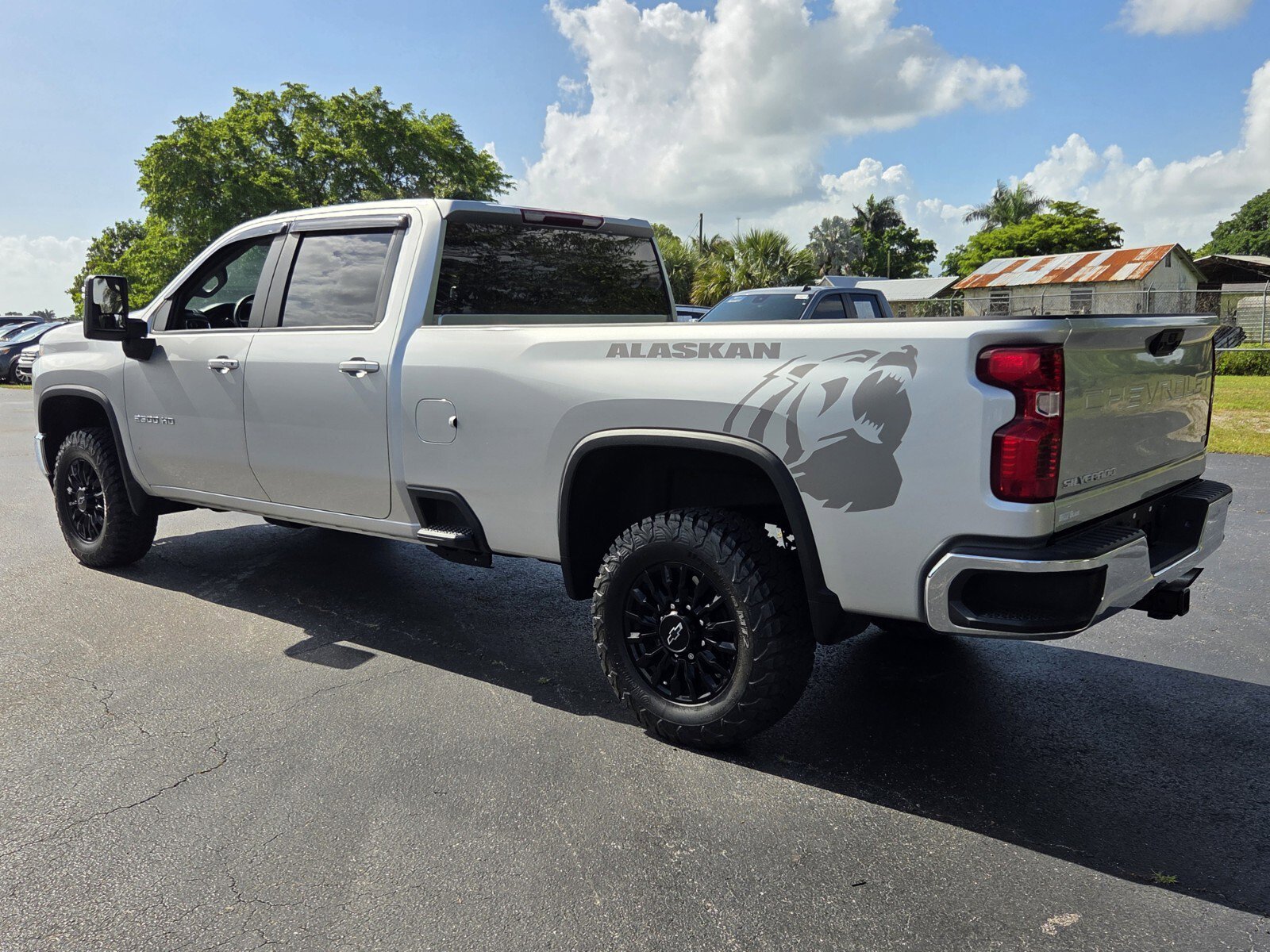 Used 2022 Chevrolet Silverado 2500 LT w/ Convenience Package AWD/4WD image 3