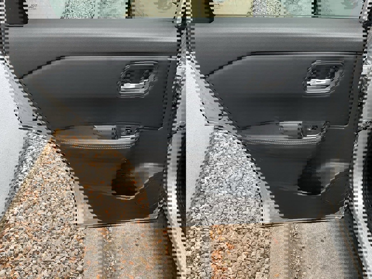 Used 2025 Nissan Rogue SV image 18