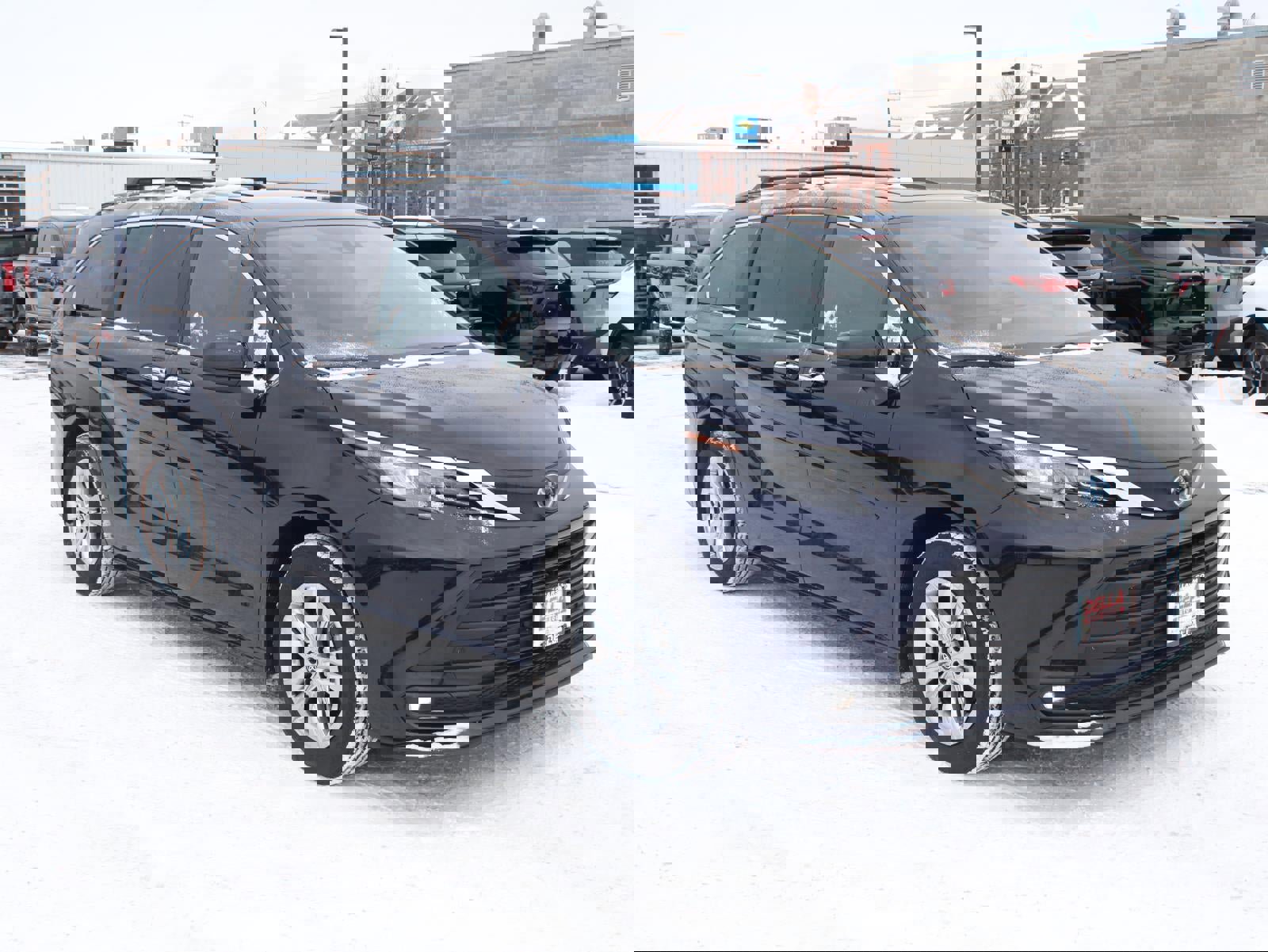 Used 2025 Toyota Sienna XLE w/ XLE Plus Package image 3