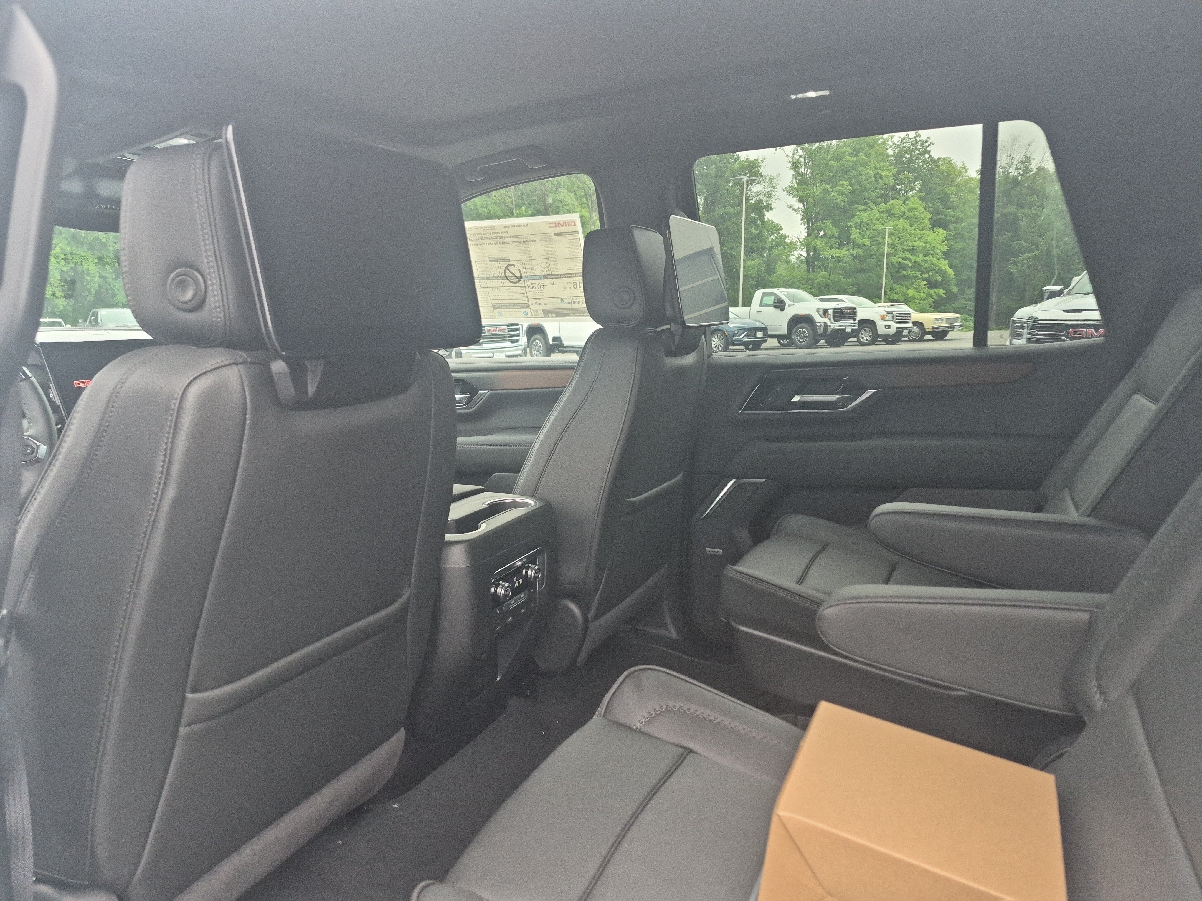 Used 2026 GMC Yukon Denali w/ Denali Reserve Package AWD/4WD image 10