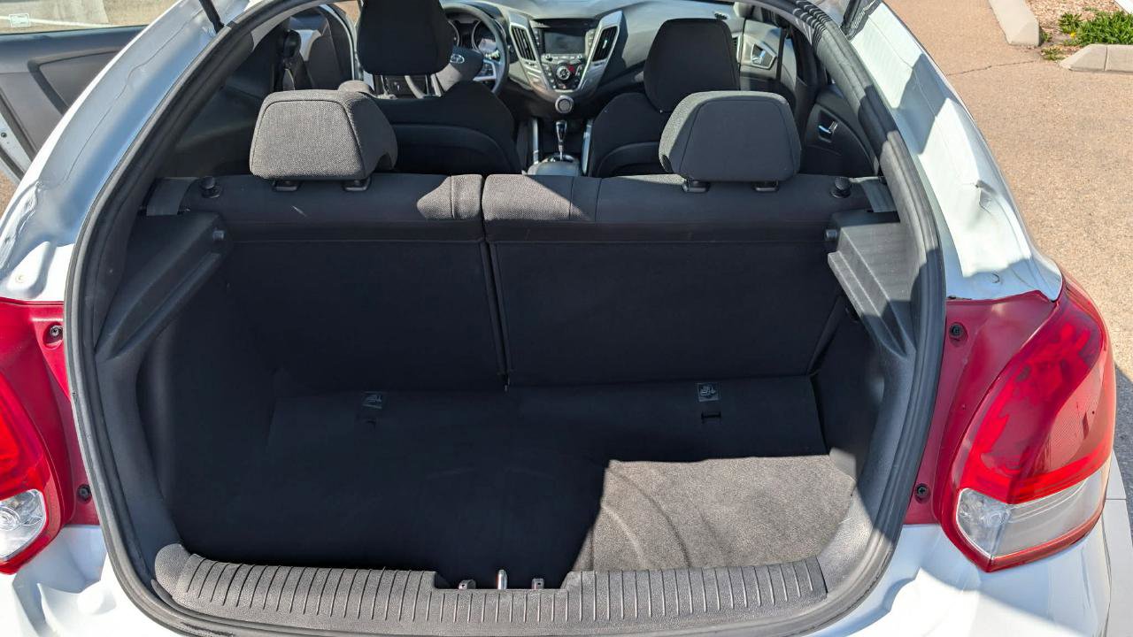 Used 2016 Hyundai Veloster FWD image 10