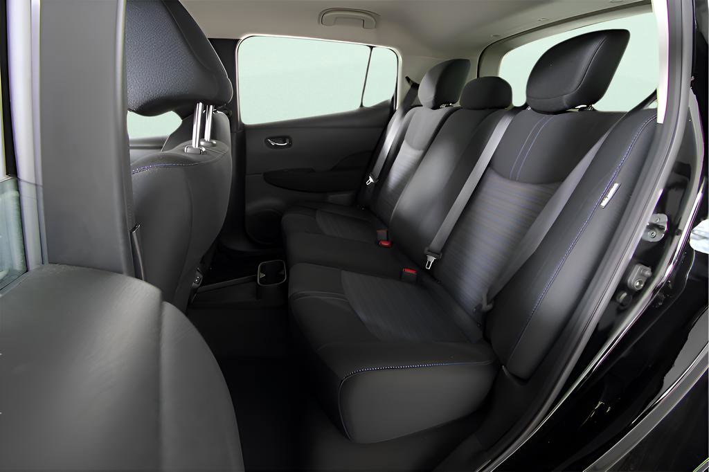 Used 2025 Nissan Leaf S image 19