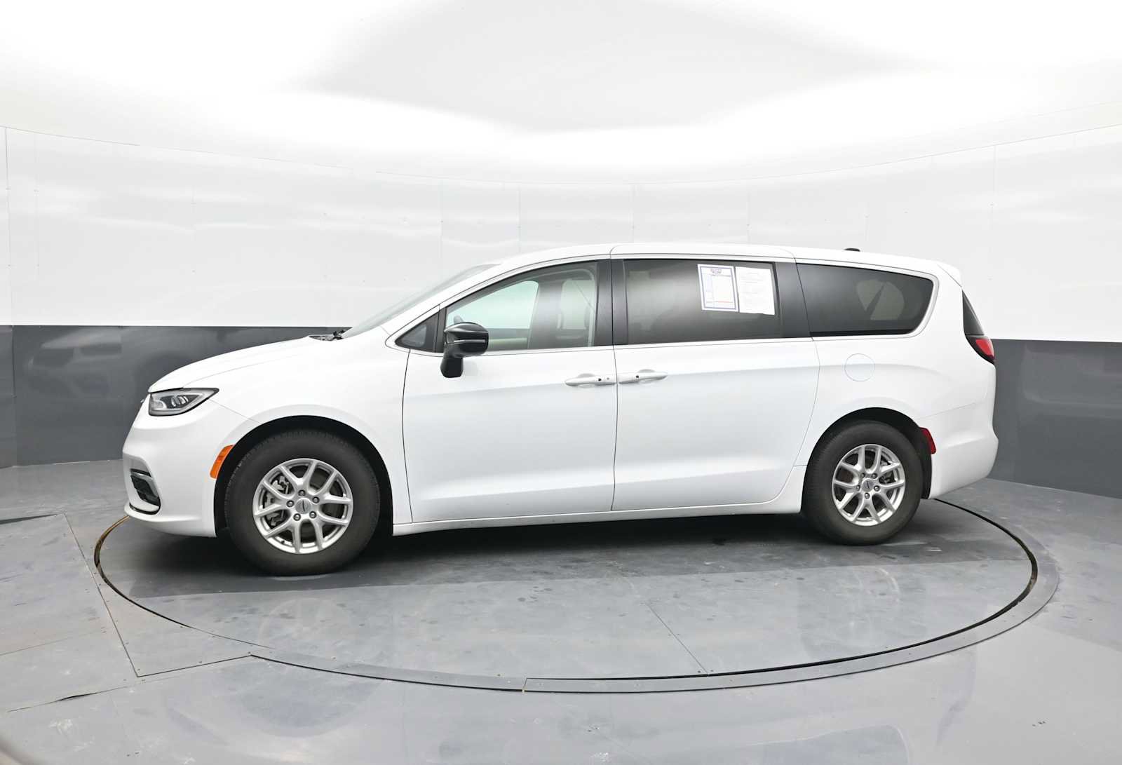 Used 2024 Chrysler Pacifica Touring-L image 5