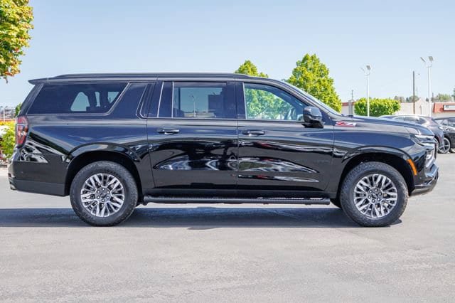 Used 2025 Chevrolet Suburban Z71 AWD/4WD image 5