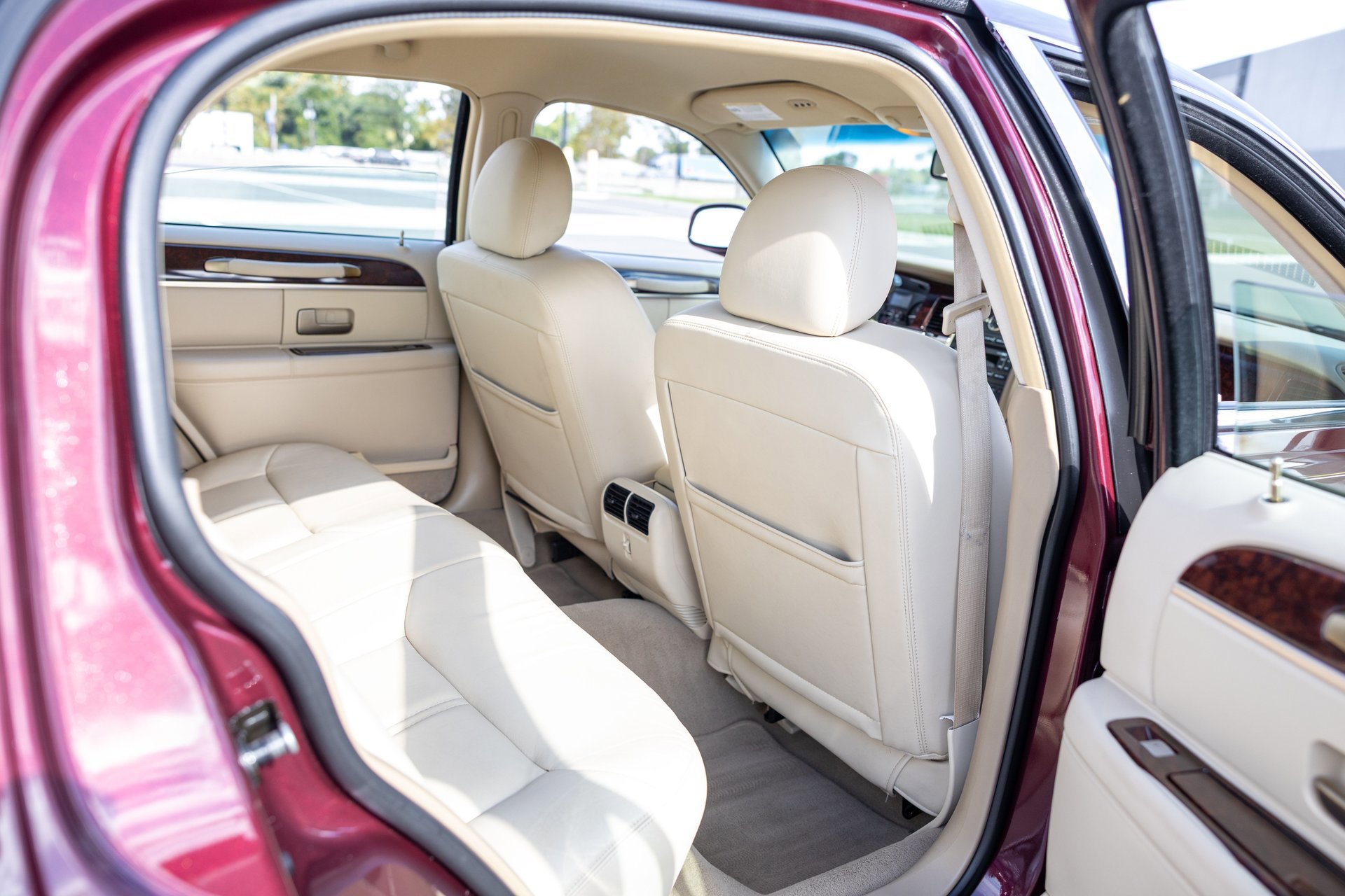 Used 2010 Lincoln Town Car Signature Limited image 38