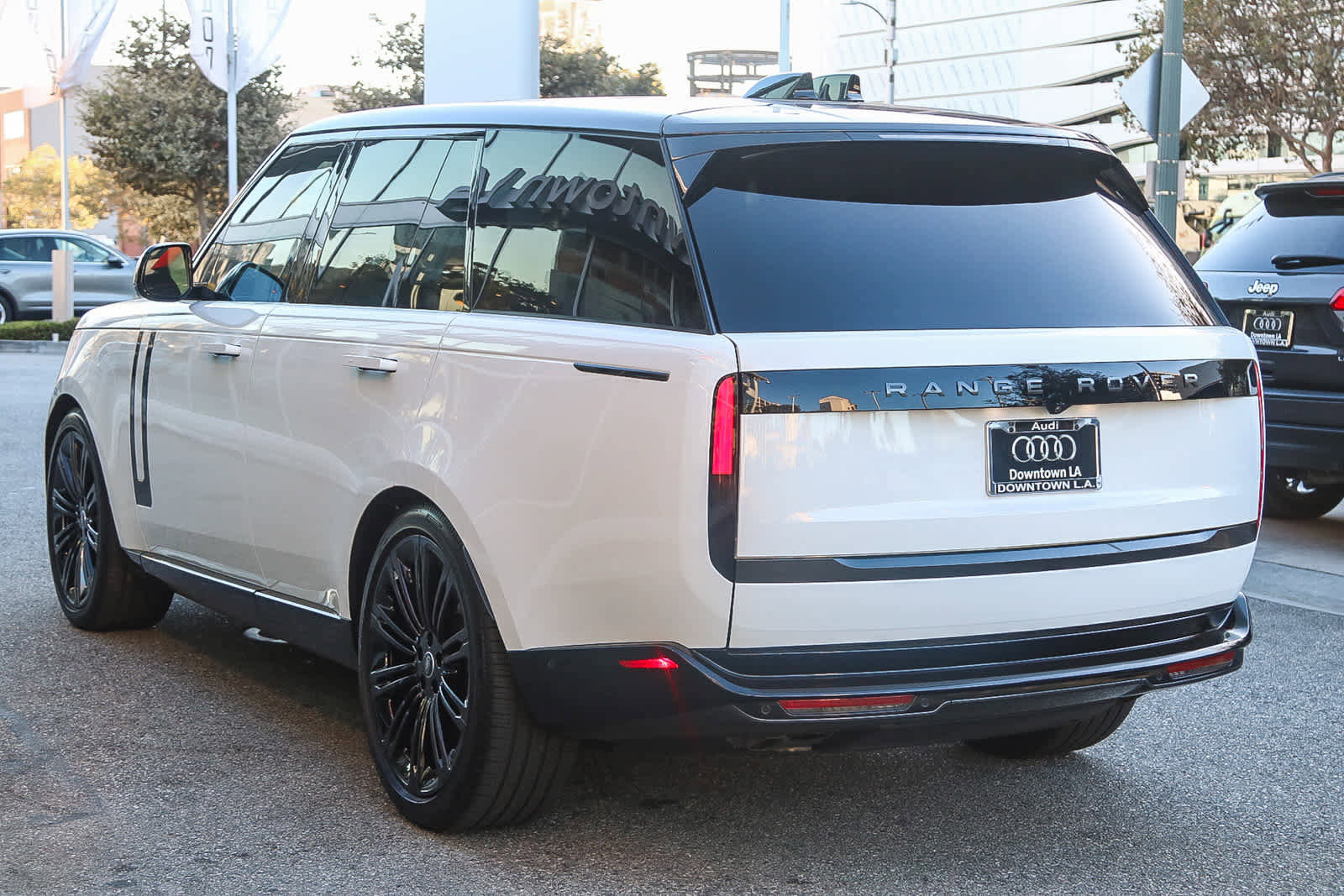 Used 2025 Land Rover Range Rover SE image 8