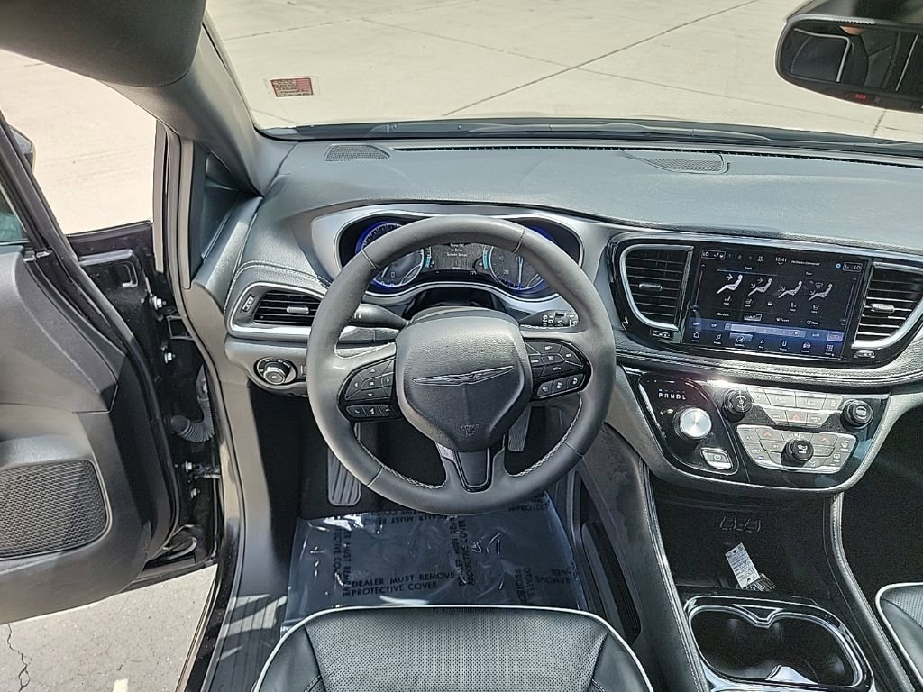 Used 2025 Chrysler Pacifica Limited image 18