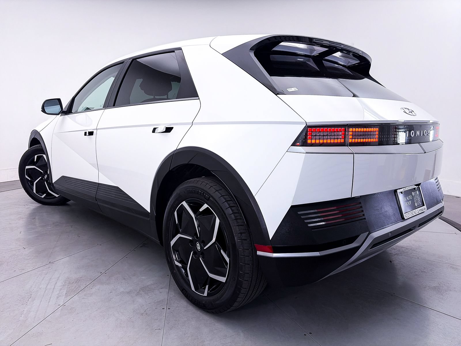 Used 2024 Hyundai Ioniq 5 SE RWD image 2