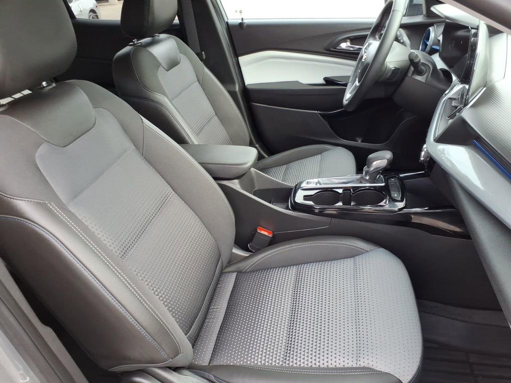 Used 2025 Chevrolet Trax LT w/ LT Convenience Package FWD image 3