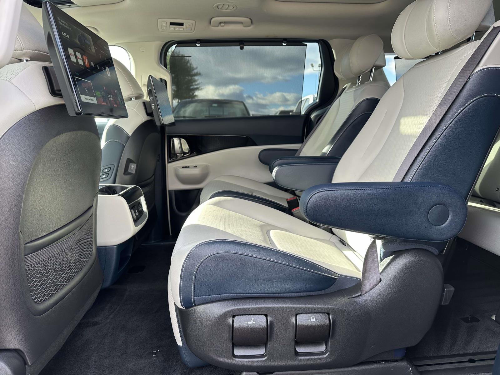 Used 2025 Kia Carnival SX Prestige image 23