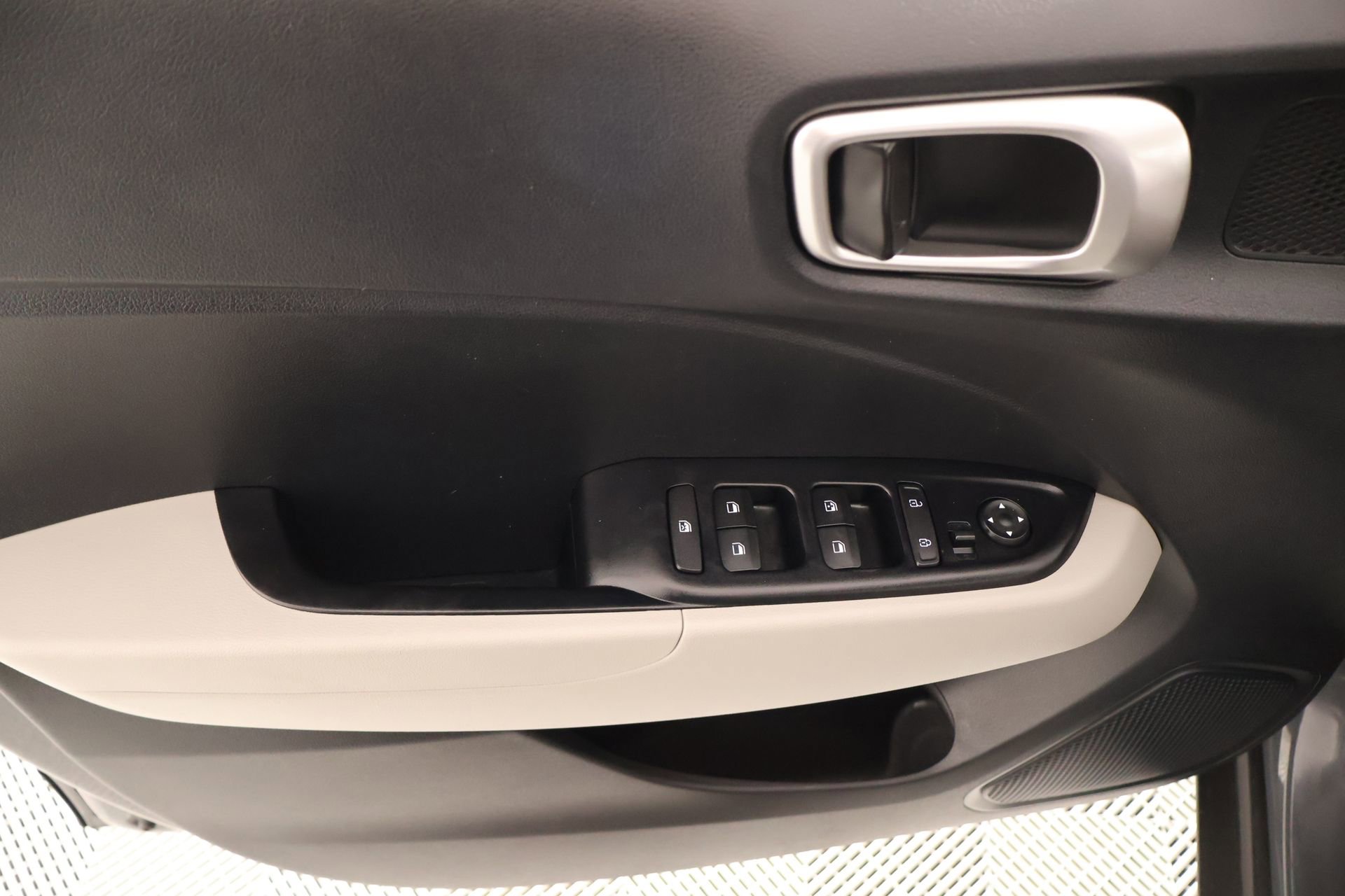 Used 2025 Hyundai Venue SEL FWD image 15
