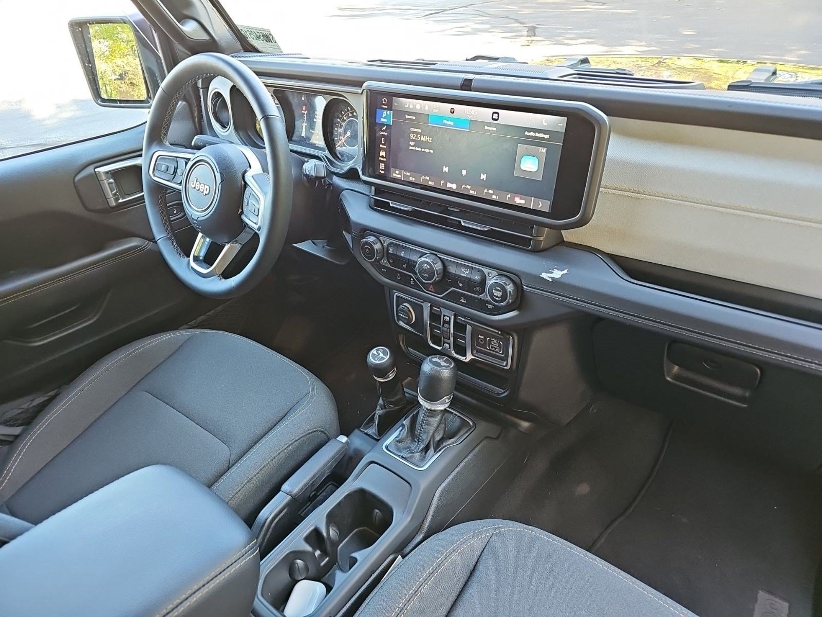 Used 2025 Jeep Wrangler Unlimited Sahara AWD/4WD image 13