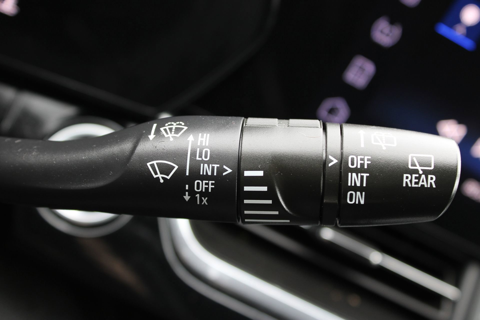 Used 2025 Chevrolet Trax RS w/ Sunroof Package image 32