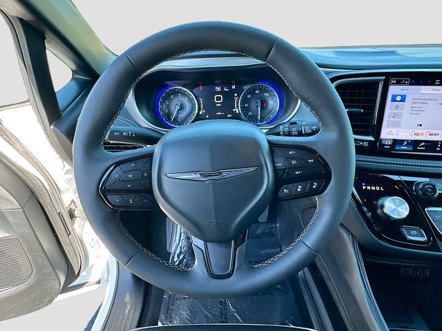 Used 2025 Chrysler Pacifica Limited image 11