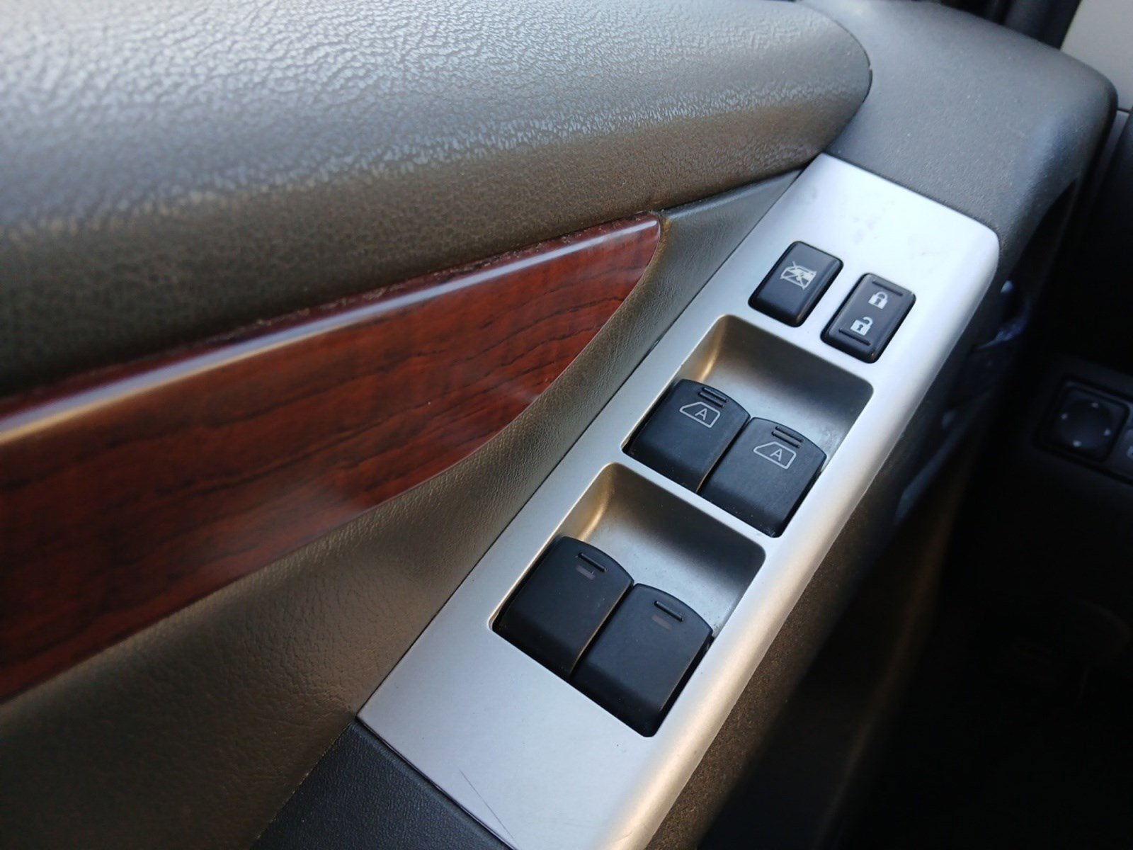 Used 2012 Nissan Pathfinder LE image 19